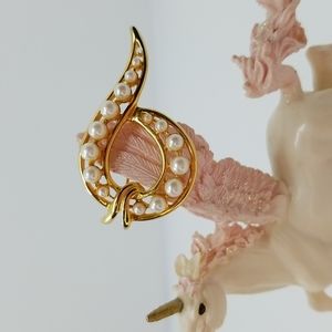 Vintage gold tone and faux pearl pin